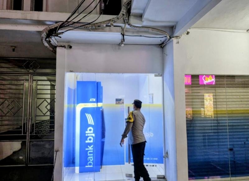 Personil Polsek Tegalwaru Gelar Patroli Malam, Sambangi Kantor Perbankan di Loji Pastikan Aman