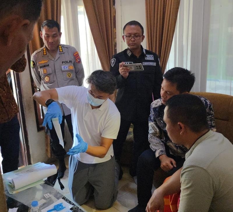 Bid Dokkes Polda NTB Dampingi Atase Policy Agency Jepang Ambil Sample DNA Keluarga Korban Tsunami Jepang 2011