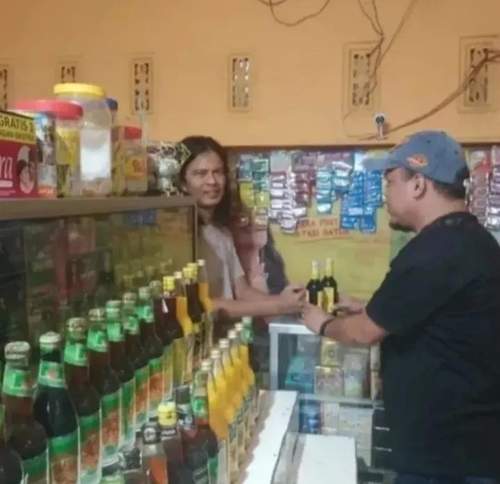 Kring Serse Polsek Banyusari Datangi Toko Jamu Temukan Miras 2 Botol Kecil di Wilkum Binaan
