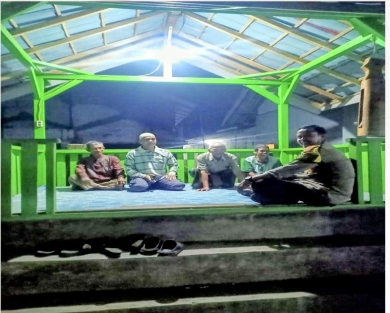 Bhabinkamtibmas Polsek Tegalwaru Sambang Warga di Satposkamling Cidoro Imbau Warga Waspada