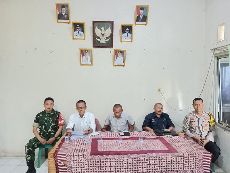 Seluruh Bhabinkamtibmas Polsek Tegalwaru Ikuti Rapat Minggon di Masing-masing Desa Binaannya