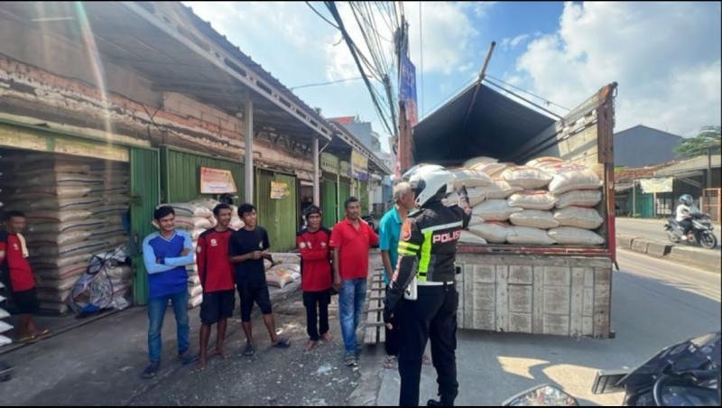 Polantas Menyapa Warga Karawang, melalui Sosialisasi Kamseltibcarlantas dan Imbauan Tertib Lalu Lintas